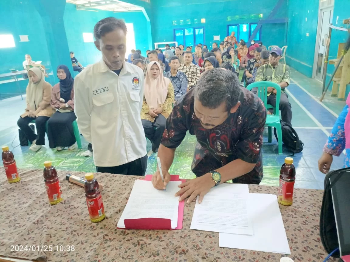 Desa Periangan Jaya Kecamatan Sukalarang Kabupaten Sukabumi Melaksanakan Pelantikan KPPS Desa Periangan Jaya Kecamatan Sukalarang Kabupaten Sukabumi Melaksanakan Pelantikan KPPS