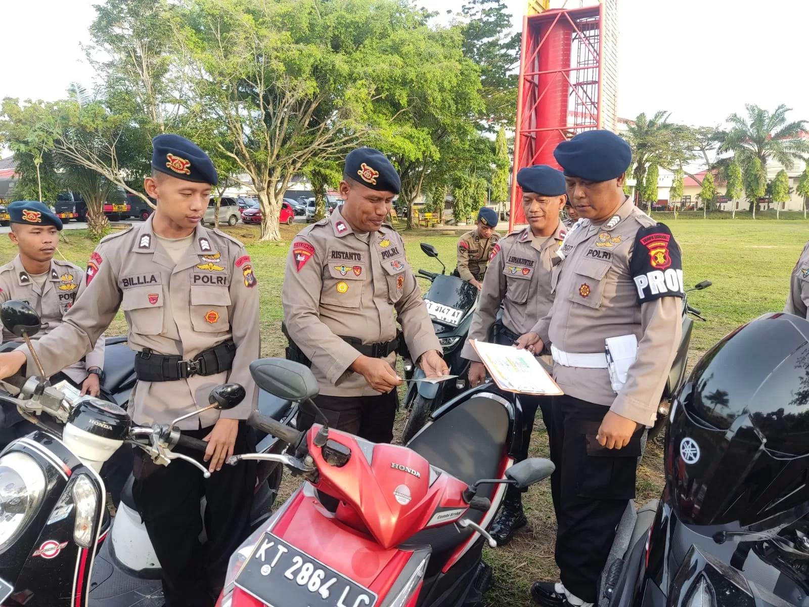 Operasi Dadakan, Batalyon A Brimob Kaltim Cek Kelengkapan Dokumen Kendaraan Anggota Operasi Dadakan, Batalyon A Brimob Kaltim Cek Kelengkapan Dokumen Kendaraan Anggota