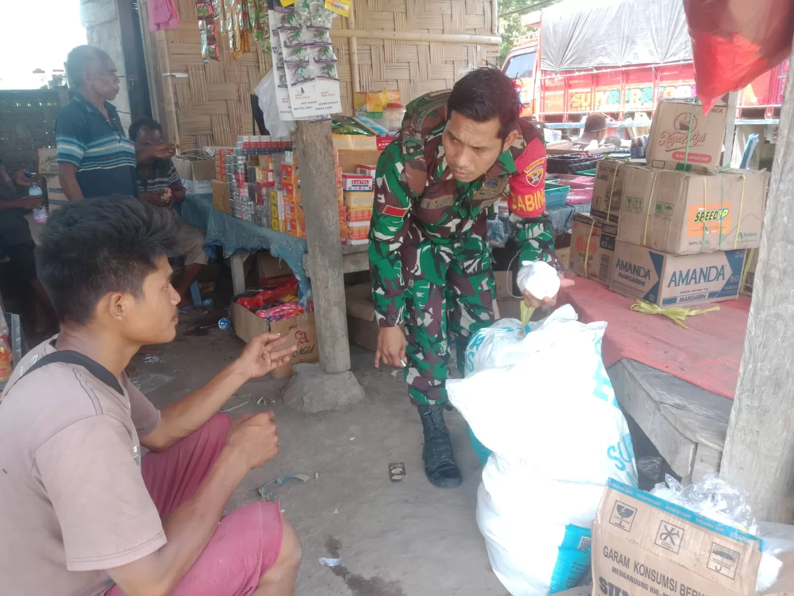 Babinsa Karera Komsos Dengan Pedagang Pasar Serta Pantau Harga Sembako