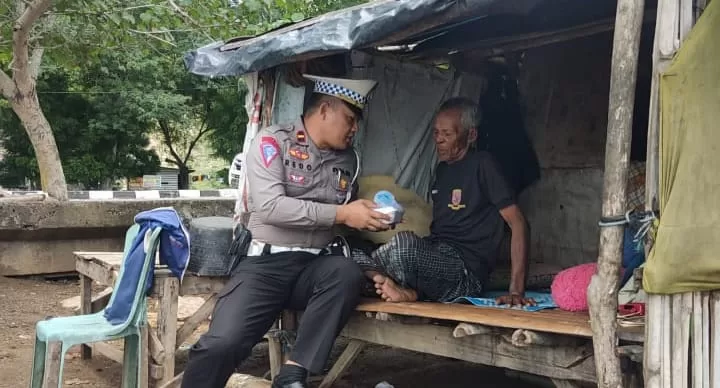 Jumat Berkah, Tradisi Kasat Lantas Polres Bima Bagikan Makanan Gratis Kepada Warga