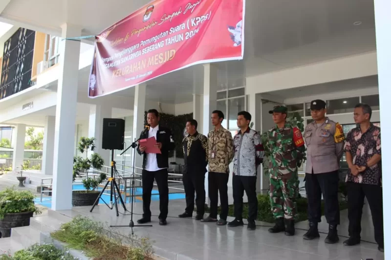 Hadiri Pelantikan Dan Pengambilan Sumpah Janji KPPS Kelurahan Mesjid Bhabinkamtibmas Tekankan Sikap Netralitas Selama Pemilu