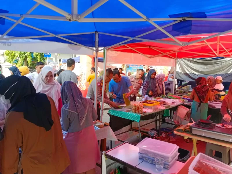 Kapolres Paser Bersama Keluarga Menikmati Kulineran Di CFD Jalur Dua Tanah Grogot