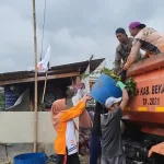 Caleg PKS Teti Lestari Kerja Bakti Bareng Warga Bersihkan Sungai dan Keruk Lumpur