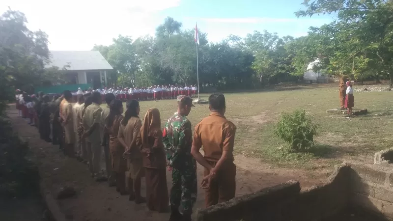 Tanamkan Kedisiplinan Sejak Dini, Babinsa Laksanakan Upacara Bendera Di Sekolah Dasar Negeri Kayuri