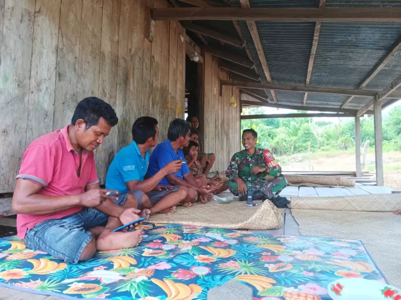 Terus Jaga Hubungan Baik, Babinsa Koramil 06/Karera Laksanakan Komsos Dengan Warga Binaan