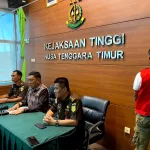 Kisah kejahatan yang mencekam mencapai babak baru dengan penangkapan pelarian berdarah dingin, AT, di Bandara El Tari, Kupang. Asisten Intelijen Kejaksaan Tinggi Nusa Tenggara Timur (NTT),