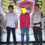 Tak sabar menunggu antrian pengisian BBM di SPBU Rabakodo, pengendara motor asal kecamatan langgudu kabupaten bima membacok petugas SPBU. Pelaku sempat melarikan diri menuju ke arah desa tente dan berhasil diamankan Personel Polsek Woha.