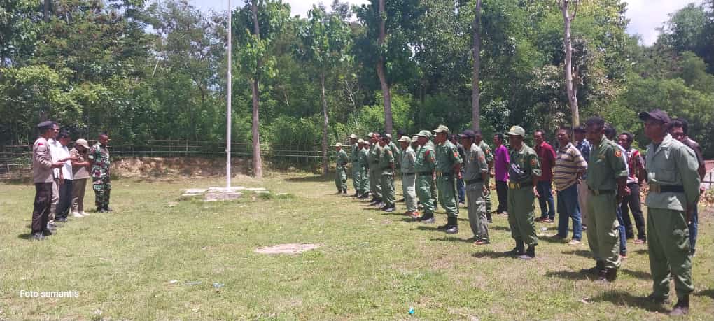 Tingkatkan Kemampuan Linmas Jelang Pemilu, Babinsa Nggoa dan Babinkamtibmas Latih PBB Anggota Linmas Se-Kecamatan.