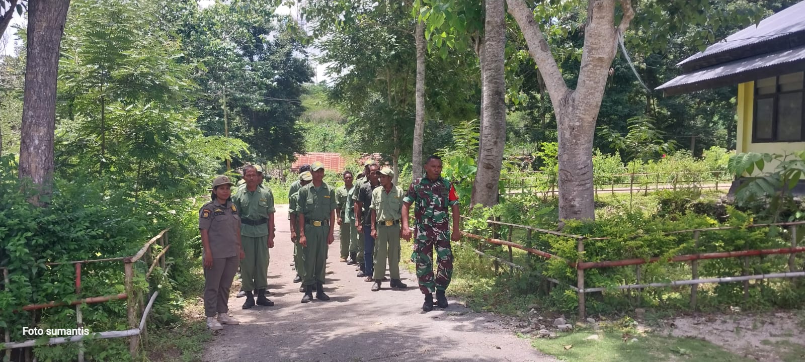 Tingkatkan Kemampuan Linmas Jelang Pemilu, Babinsa Nggoa dan Babinkamtibmas Latih PBB Anggota Linmas Se-Kecamatan.