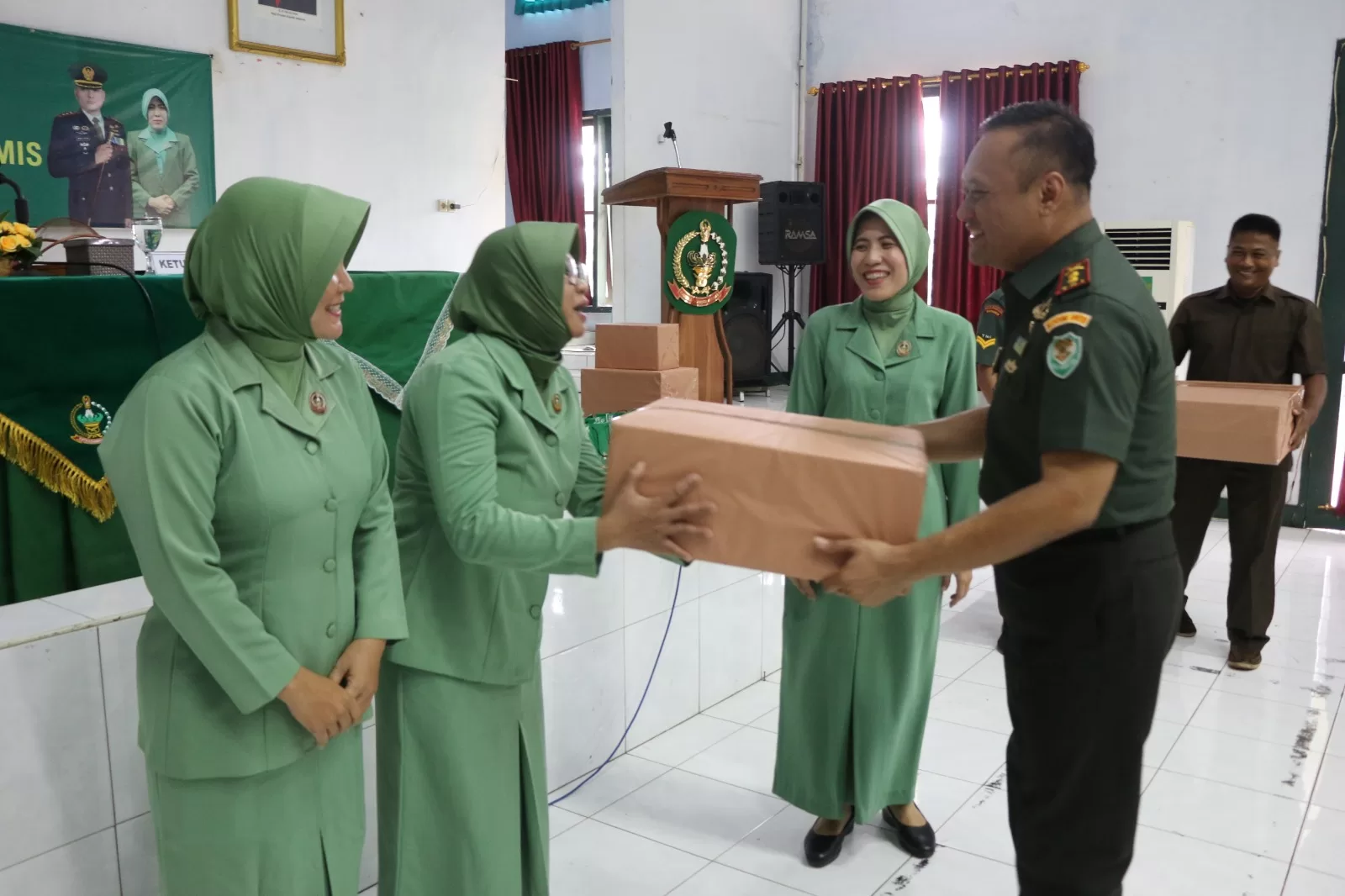 Dandim 0613/Ciamis,Letkol Inf Wahyu Alfiyan Arisandi,S.I.P,M.I,Pol Memberikan Penghargaan Kepada Anggota Persit Kartika Chandra Kirana