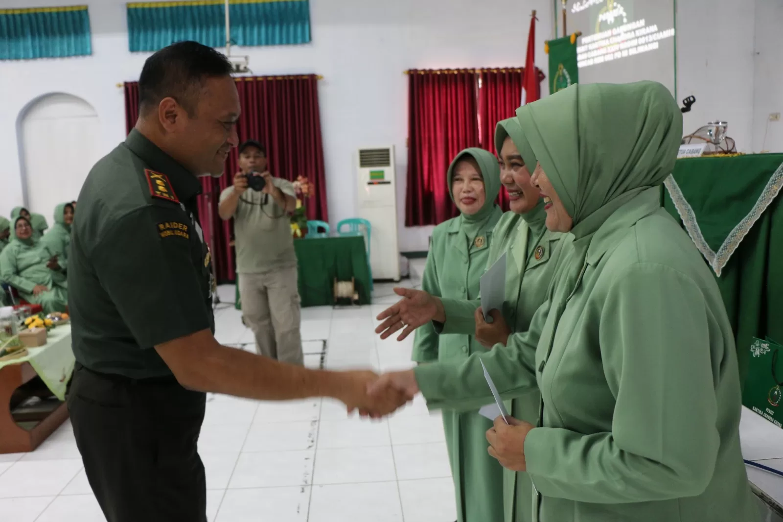 Dandim 0613/Ciamis,Letkol Inf Wahyu Alfiyan Arisandi,S.I.P,M.I,Pol Memberikan Penghargaan Kepada Anggota Persit Kartika Chandra Kirana