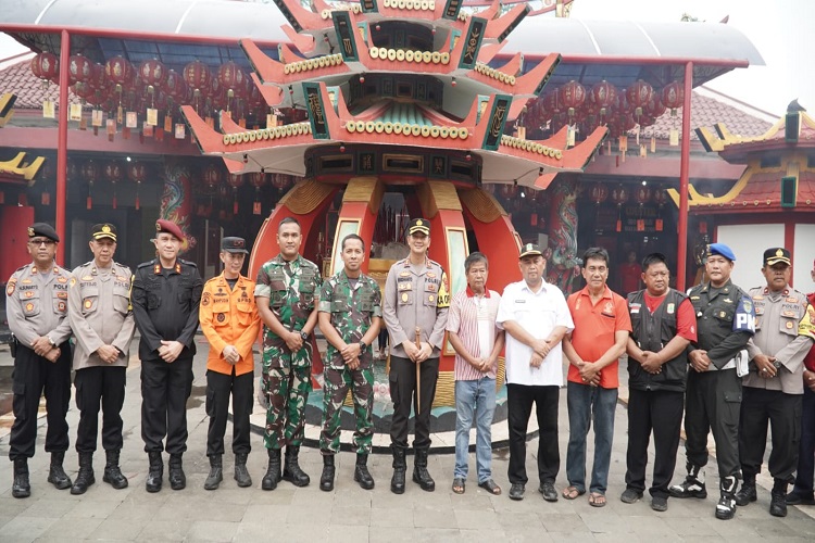 Pastikan Keamanan Perayaan Tahun Baru Imlek, Kapolres Bersama Forkopimda Tinjau Sejumlah Klenteng DiKarawang Pastikan Keamanan Perayaan Tahun Baru Imlek, Kapolres Bersama Forkopimda Tinjau Sejumlah Klenteng DiKarawang