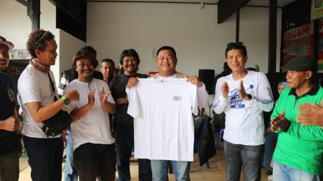 Wakapolda Kaltim Terima Penghargaan dari Komunitas Vespa Se-Balikpapan Dalam Kegiatan Riding & Silaturahmi