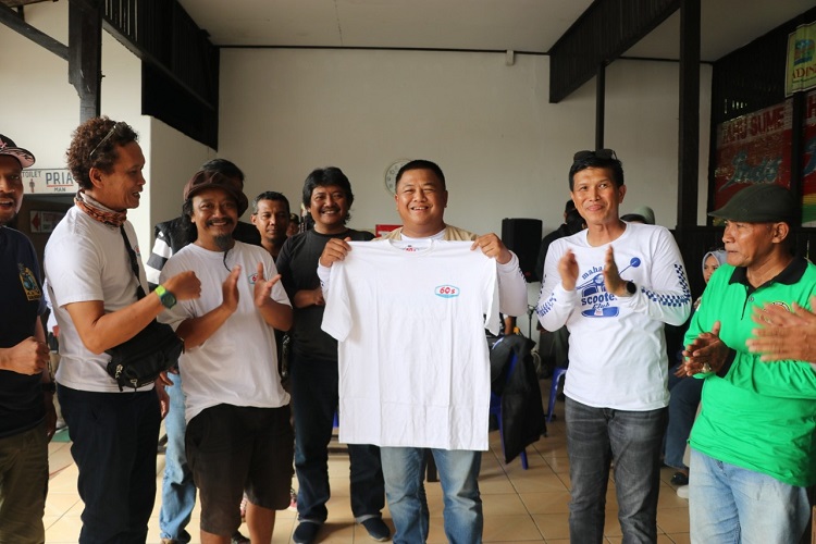 Wakapolda Kaltim Terima Penghargaan dari Komunitas Vespa Se-Balikpapan Dalam Kegiatan Riding & Silaturahmi Wakapolda Kaltim Terima Penghargaan dari Komunitas Vespa Se-Balikpapan Dalam Kegiatan Riding & Silaturahmi