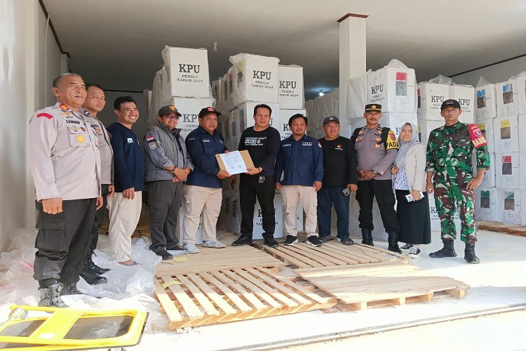 Sinergitas TNI-Polri Amankan Pergeseran Logistik Pemilu di Kabupaten PPU