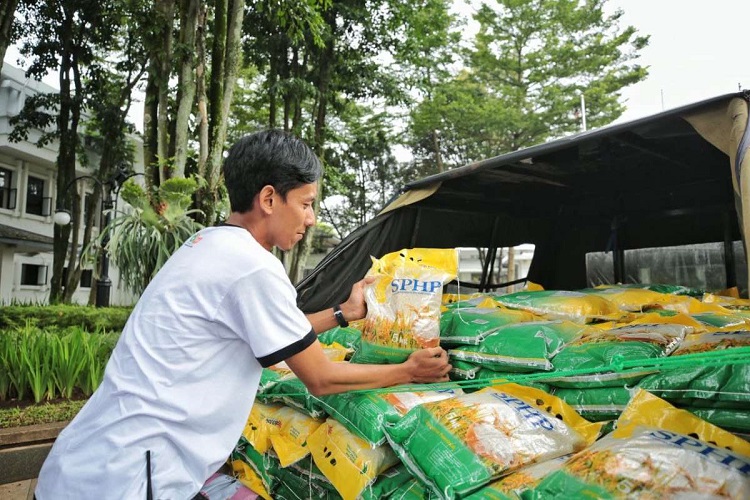 Bulog Jabar Jamin Stok Beras Cukup Hingga Ramadan dan Idulfitri Bulog Jabar Jamin Stok Beras Cukup Hingga Ramadan dan Idulfitri