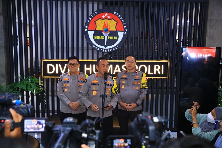 Polri Imbau Masyarakat Tetap Jaga Persatuan dan Kesatuan Jelang Pencoblosan Pemilu 2024 Polri Imbau Masyarakat Tetap Jaga Persatuan dan Kesatuan Jelang Pencoblosan Pemilu 2024