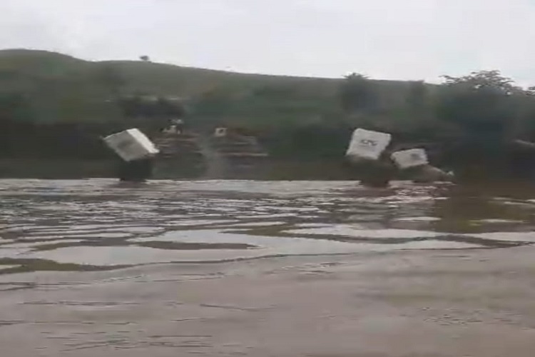 Perjuangan Babinsa, Babinkamtibmas dan Warga Berenang Sambil Pikul Kotak Suara Melintasi Sungai