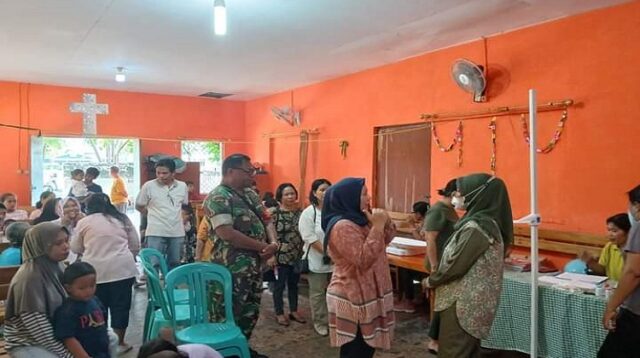 Babinsa Dampingi Ketua Persit Kartika Chandra Kirana Cab. XII Dim 1601/Sumba Timur Berikan Vitamin Kepada Balita
