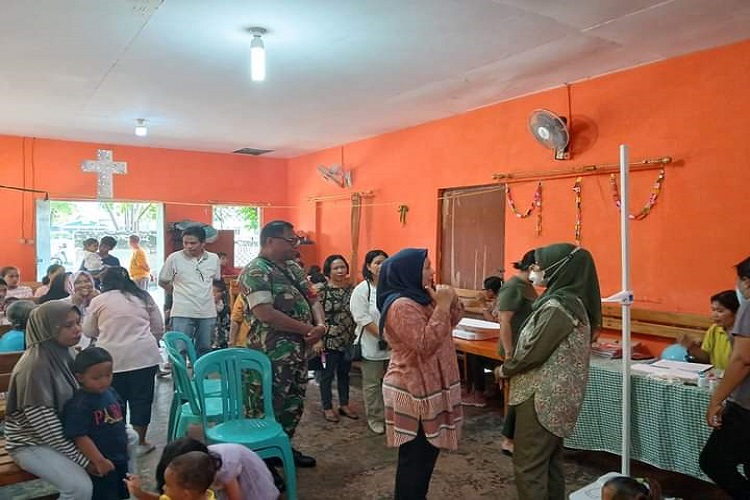 Babinsa Dampingi Ketua Persit Kartika Chandra Kirana Cab. XII Dim 1601/Sumba Timur Berikan Vitamin Kepada Balita