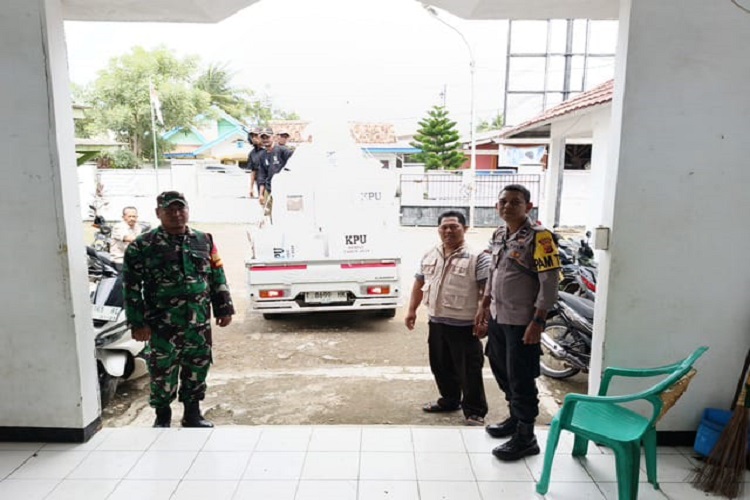 Anggota Polsek Pedes Mengantarkan Kotak Suara Dari Desa Kecamatan Cilebar