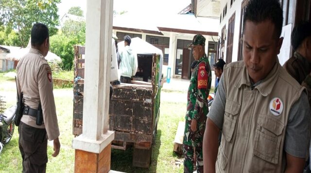 Babinsa Kodim 1601/Sumba Timur Pengawalan Pergeseran Logistik Pemilu 2024 Dari Sekretariat PPS ke PPK Kecamatan
