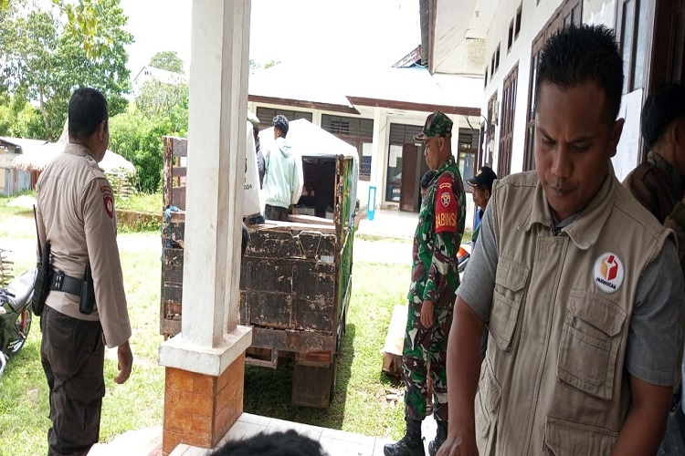 Babinsa Kodim 1601/Sumba Timur Pengawalan Pergeseran Logistik Pemilu 2024 Dari Sekretariat PPS ke PPK Kecamatan