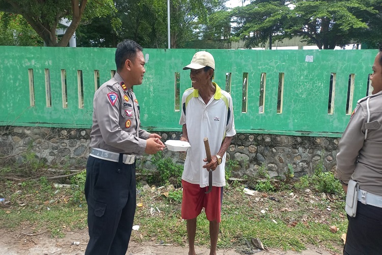 Tradisi Jumat Berkah, Satlantas Polres Bima Bagikan Nasi Kotak Kepada Warga dan Pengguna Jalan Tradisi Jumat Berkah, Satlantas Polres Bima Bagikan Nasi Kotak Kepada Warga dan Pengguna Jalan