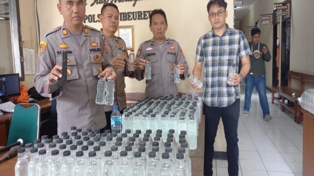 Produsen Miras Kemasan Digrebeg Polsek Cibeureum, Ratusan Botol dan 3 Pemiliknya Diamankan