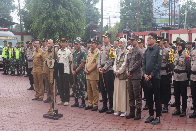 Dalam Rangka PAM Pemilu Tahun 2024 Kapolres Karawang Dan Instansi Terkait Mengikuti Zoom Meeting Apel Pergeseran Pasukan dan Patroli Gabungan Terpadu