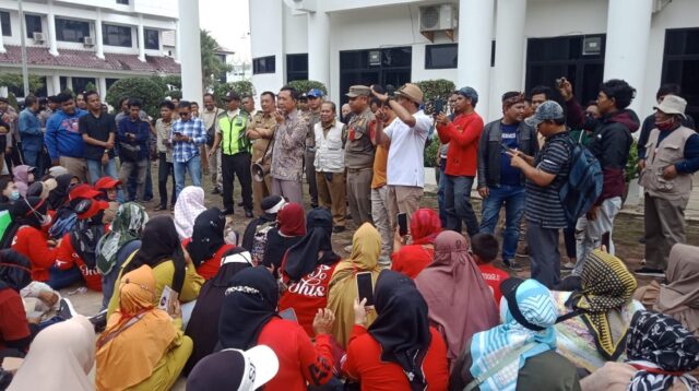 Plt Asda II Temui Warga Masyarakat Desa Wancimekar Kecamatan Kotabaru Berdemo Di Pemda Karawang