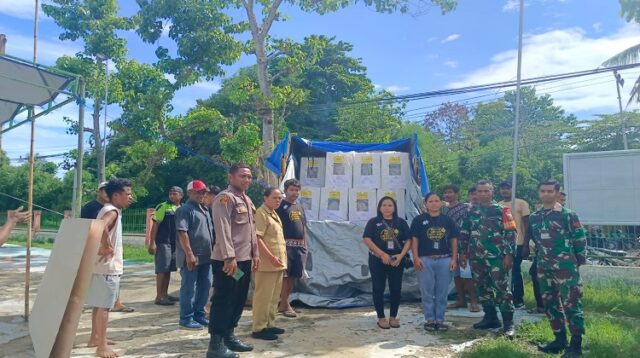 Babinsa jajaran Kodim 1601/Sumba Timur Bersama Babinkamtibmas Polres Sumba Timur Dampingi Pendistribusian Logistik Pemilu 2024 Di Wilayah Kab Sumba Timur