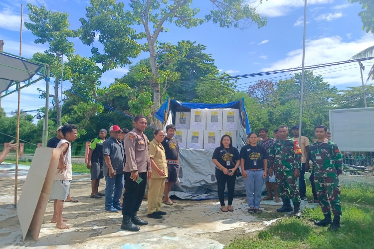 Babinsa jajaran Kodim 1601/Sumba Timur Bersama Babinkamtibmas Polres Sumba Timur Dampingi Pendistribusian Logistik Pemilu 2024 Di Wilayah Kab Sumba Timur