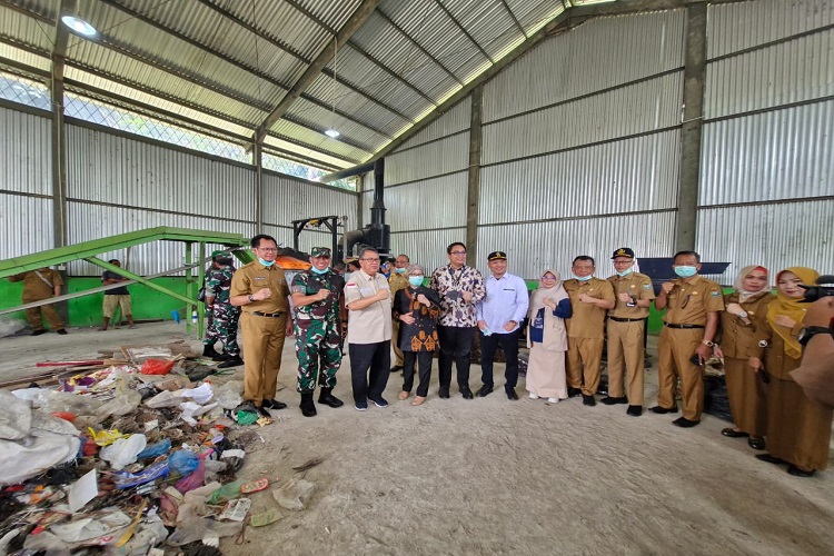 Bukit Asam (PTBA) Serahkan Bantuan Mesin Pemusnah Sampah untuk Muara Enim Bukit Asam (PTBA) Serahkan Bantuan Mesin Pemusnah Sampah untuk Muara Enim