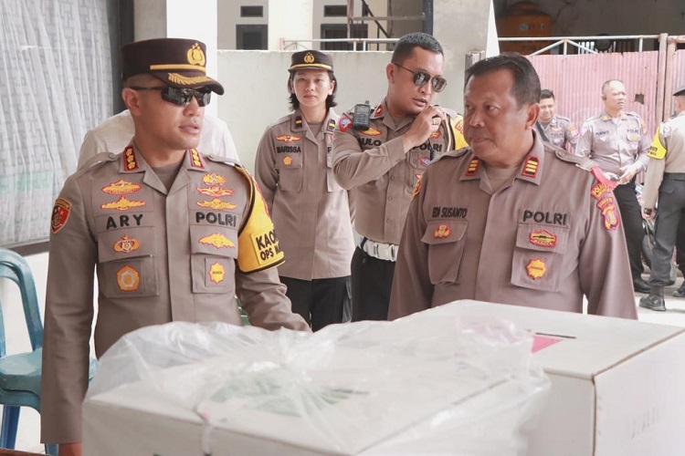 Pastikan Logistik Pemilu 2024 Aman, Kapolresta Samarinda Kembali Cek Gudang PPK Tiap Kecamatan Pastikan Logistik Pemilu 2024 Aman, Kapolresta Samarinda Kembali Cek Gudang PPK Tiap Kecamatan