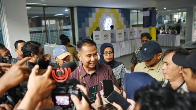 Diguyur Hujan, Warga Jabar Tetap Antusias Mencoblos Bey Machmudin Mencoblos Bersama Ibunda