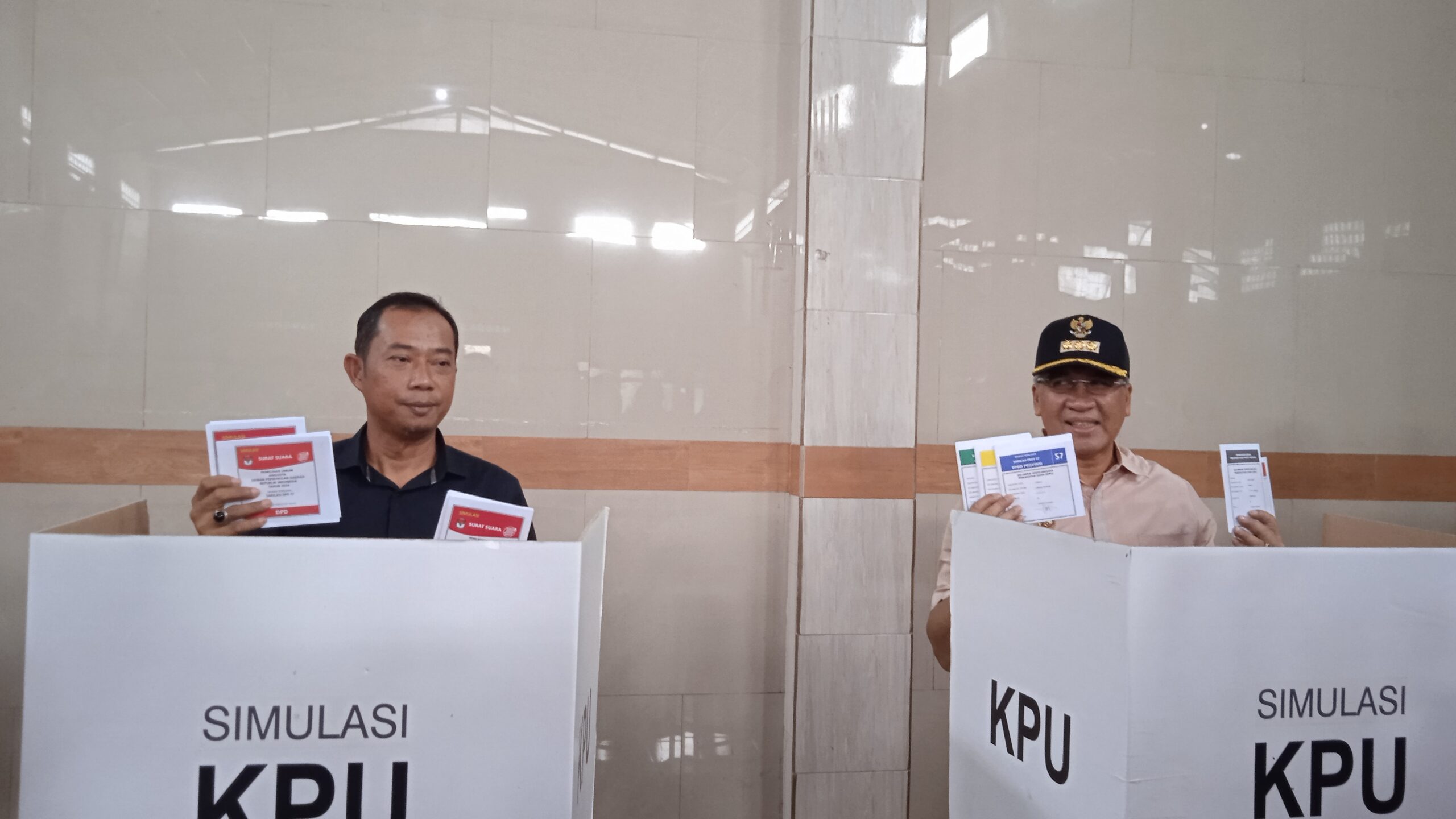 PJ Walikota Cimahi, Dicky Saromi Tinjau Simulasi Pemungutan dan Perhitungan Surat Suara Pemilu 2024 