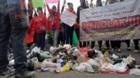 Warga Desa Wancimekar Kecamatan Kotabaru Kabupaten Karawang Berdemo Depan Kantor Bupati Tolak Perluasan TPA Jalupang