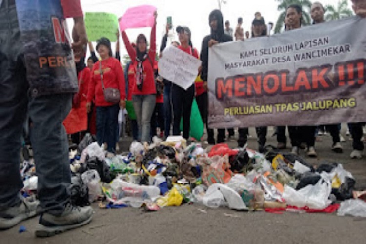 Warga Desa Wancimekar Kecamatan Kotabaru Kabupaten Karawang Berdemo Depan Kantor Bupati Tolak Perluasan TPA Jalupang