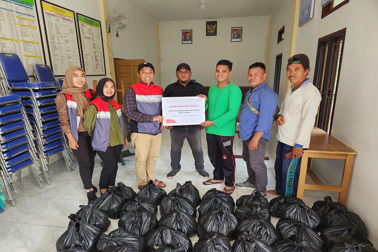 PHE Jambi Merang Salurkan Bantuan Paket Sembako Kepada Masyarakat Terdampak Bencana Banjir