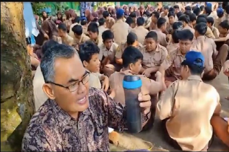 Kepsek SMP 4 Kotabaru Karawang Mengajak Siswa - Siswinya Wujudkan Sekolah Bebas Sampah Sekali Pakai