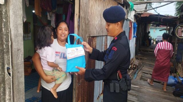 Jumat Berkah Peduli Stunting, Batalyon A Brimob Kaltim Bagikan Nutrisi Tambahan Untuk Balita