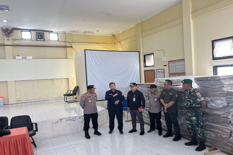 Cek Persiapan Pemilu Kapolres PPU dan PJ Bupati Teliti Kesiapan Pendistribusian Logistik Cek Persiapan Pemilu Kapolres PPU dan PJ Bupati Teliti Kesiapan Pendistribusian Logistik