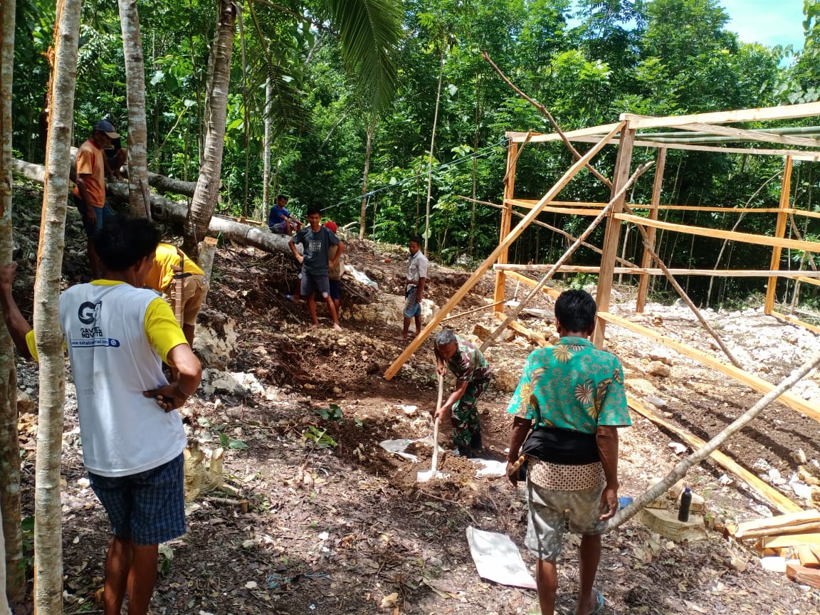 Gotong Royong, Babinsa Koramil 1613-01/Loli Bersama Warga Bangun Kantor Desa Persiapan