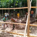 Gotong Royong, Babinsa Koramil 1613-01/Loli Bersama Warga Bangun Kantor Desa Persiapan