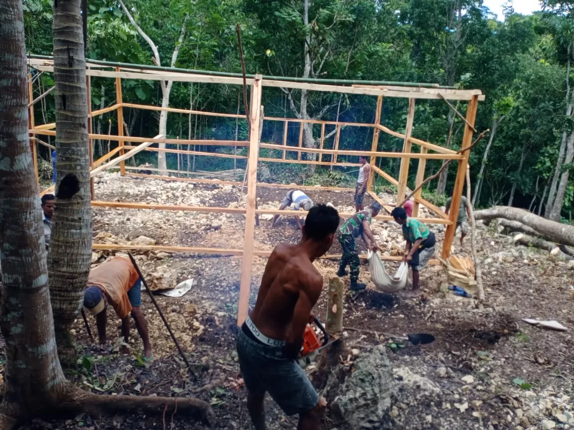 Gotong Royong, Babinsa Koramil 1613-01/Loli Bersama Warga Bangun Kantor Desa Persiapan