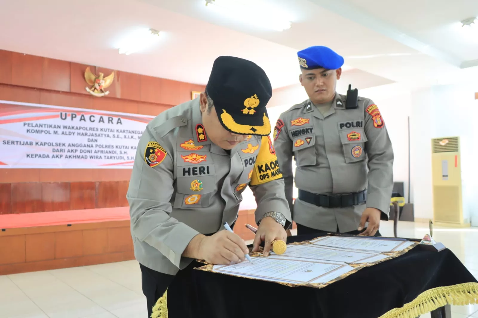 Kapolres Kutai Kartanegara Pimpin Upacara Pelantikan Wakapolres dan Sertijab Kapolsek Anggana