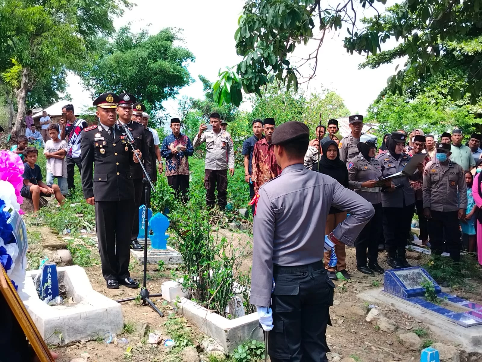 Beri Penghormatan Terakhir, Kapolres Bima Pimpin Upacara Pemakaman AIPDA Muhlis