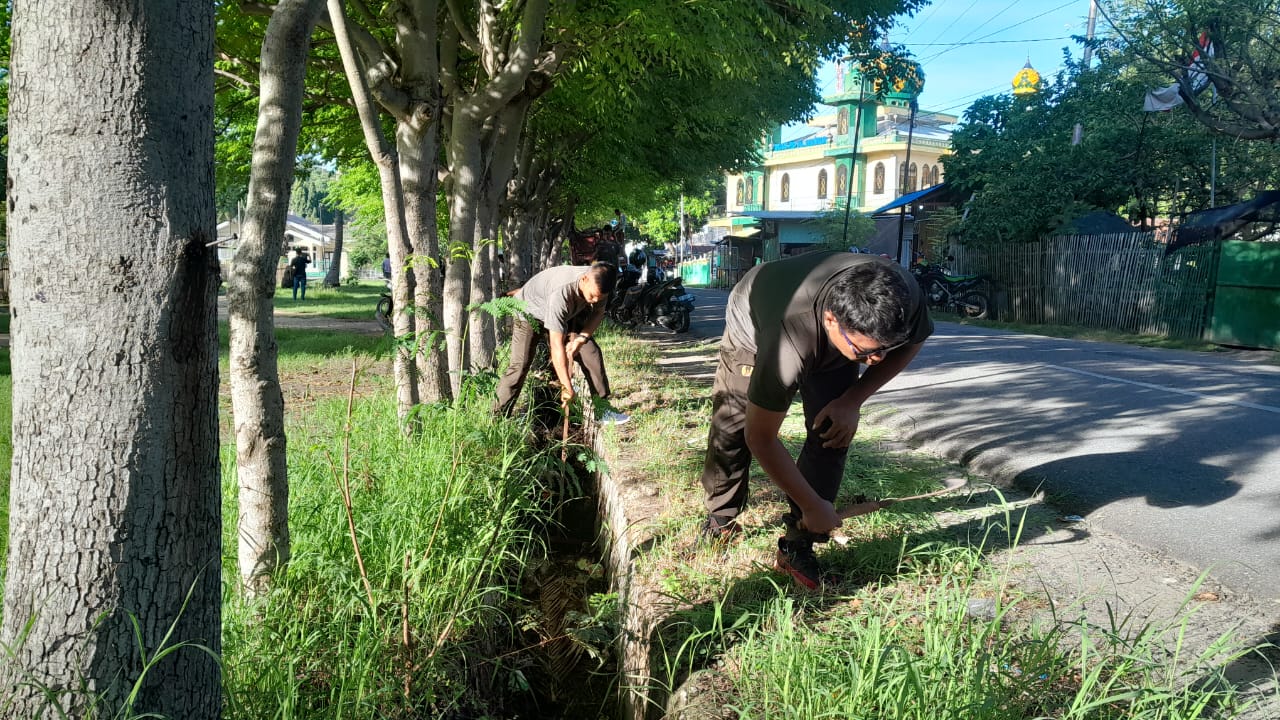 Peduli Lingkungan Sekitar Asmil Anggota Kodim 1601/Sumba Timur Turun Melaksanakan Jum'at Bersih.