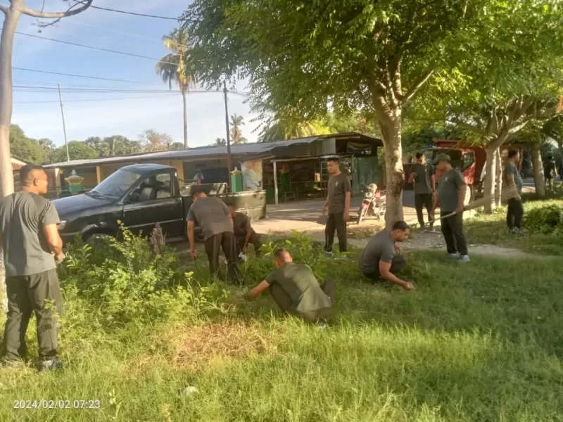 Peduli Lingkungan Sekitar Asmil Anggota Kodim 1601/Sumba Timur Turun Melaksanakan Jum'at Bersih.